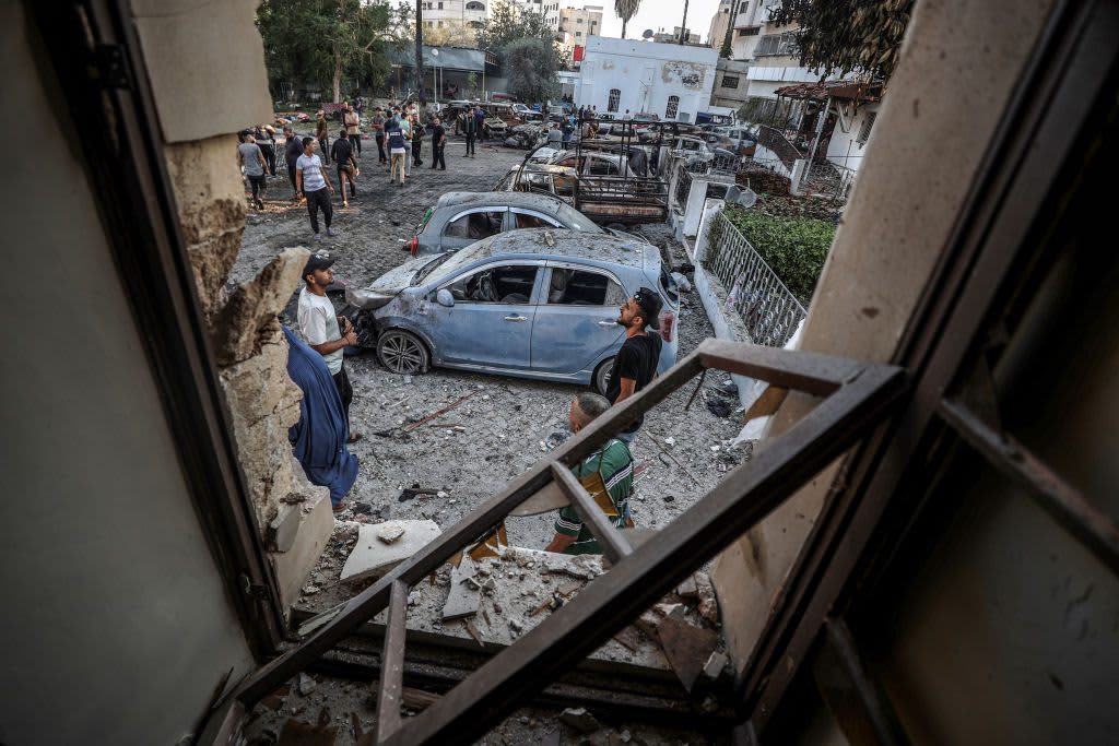 Quang cảnh xung quanh Bệnh viện Baptist Al - Ahli sau khi bị tấn công.