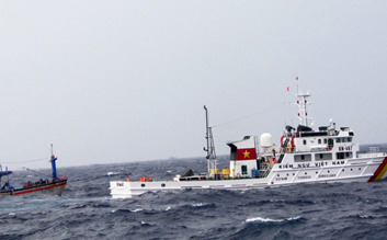 Hiện còn 10 phương tiện đang tìm kiếm 13 ngư dân bị mất tích trên biển. (Ảnh: Báo Quảng Nam)