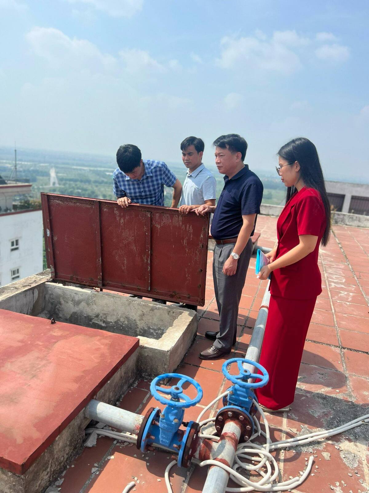 Ông Nguyễn Trọng Khiển, Phó chủ tịch UBND huyện Thanh Oai (Hà Nội) xuống kiểm tra bể nước tại khu đô thị.