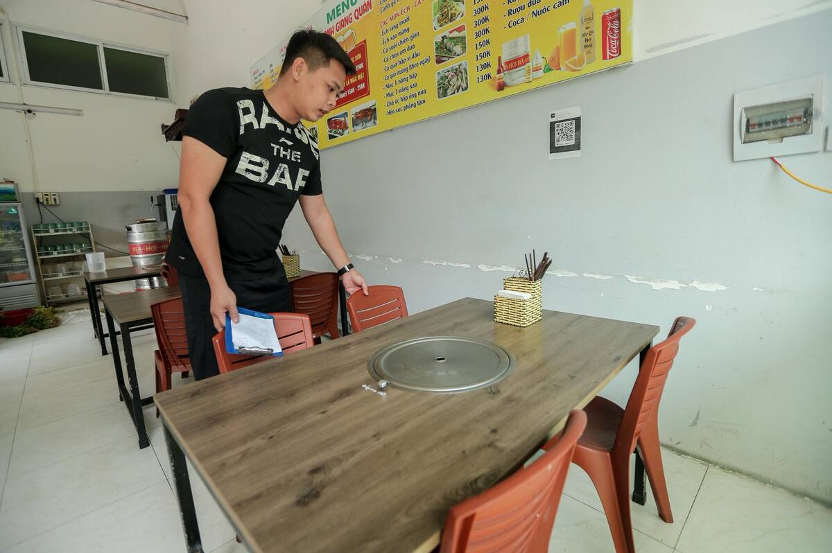 Chủ một quán ăn tại Khu đô thị Thanh Hà than hàng quán ế ẩm vì mất nước.