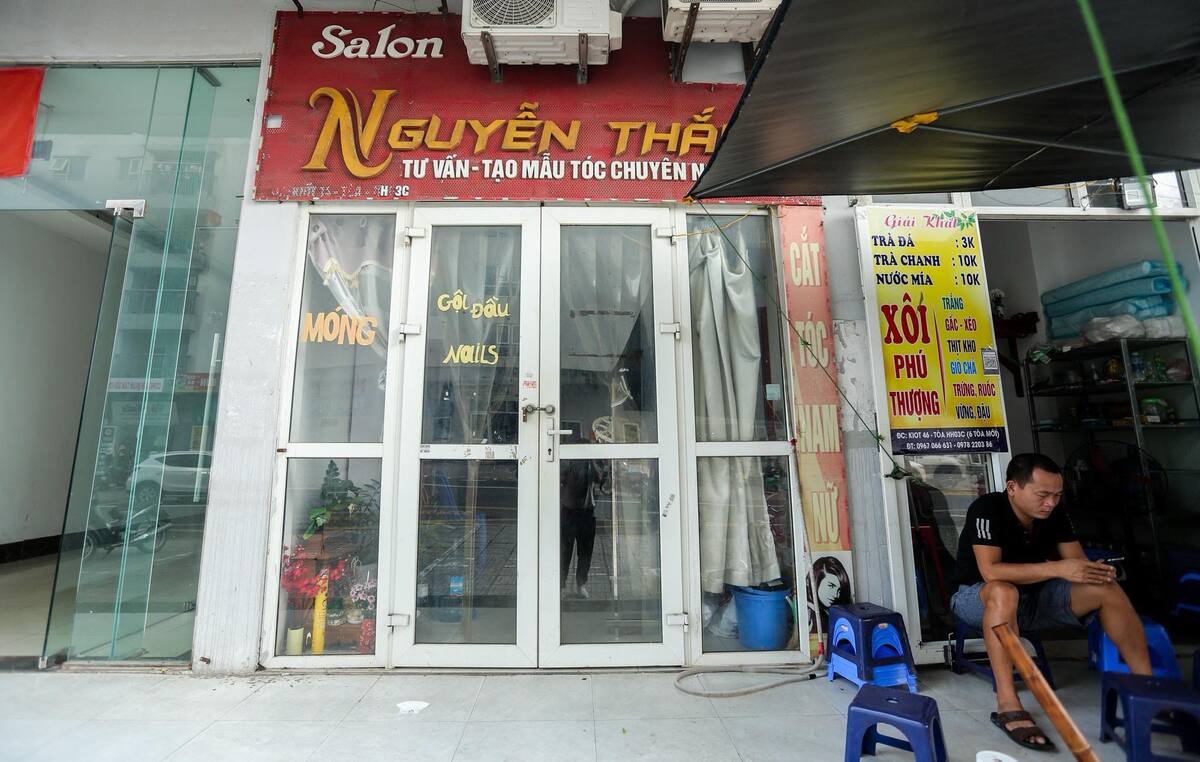 Một tiệm tóc tại khu đô thị phải đóng cửa vì không có nước.