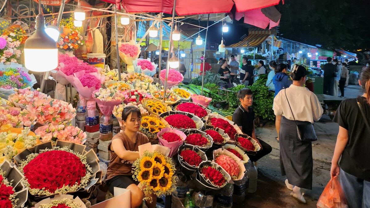 Dịp lễ 20/10 ngày kỷ niệm và tôn vinh phụ nữ Việt Nam cũng là dịp hàng hoa ở khắp các phố phường tấp nập người mua bán. Tại thiên đường hoa chợ Quảng An các chủ của hàng hoa đã bắt đầu nhập những bó hoa tươi nhất để phục vụ khách hàng. Ảnh Trịnh Anh