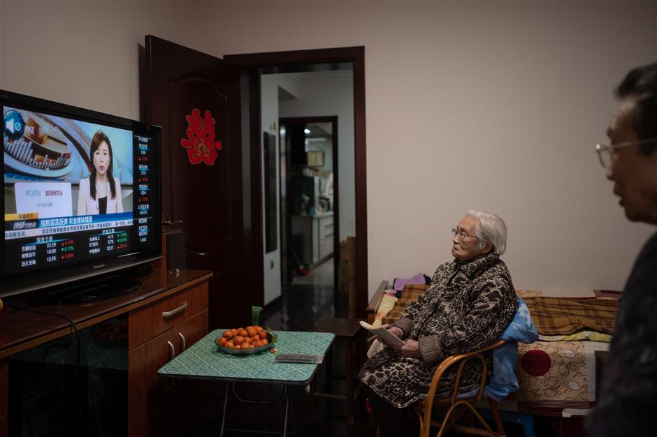 Bà Chu để chiếc tivi trong phòng khách nhỏ của mình để theo dõi kênh tài chính cả ngày.