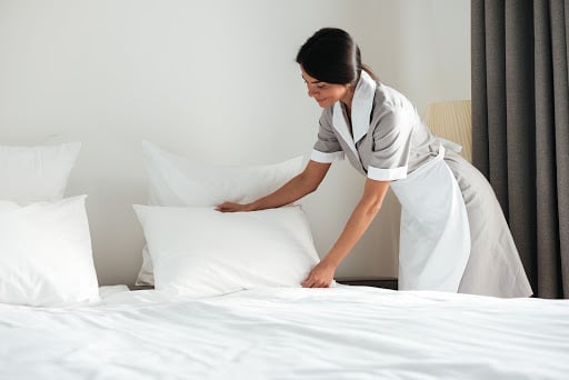 Tara Bee - quản lý một khách sạn tiết lộ rằng thứ duy nhất bạn nên loại bỏ ngay lập tức khi bước vào phòng khách sạn là ga trải giường. (Ảnh minh họa)