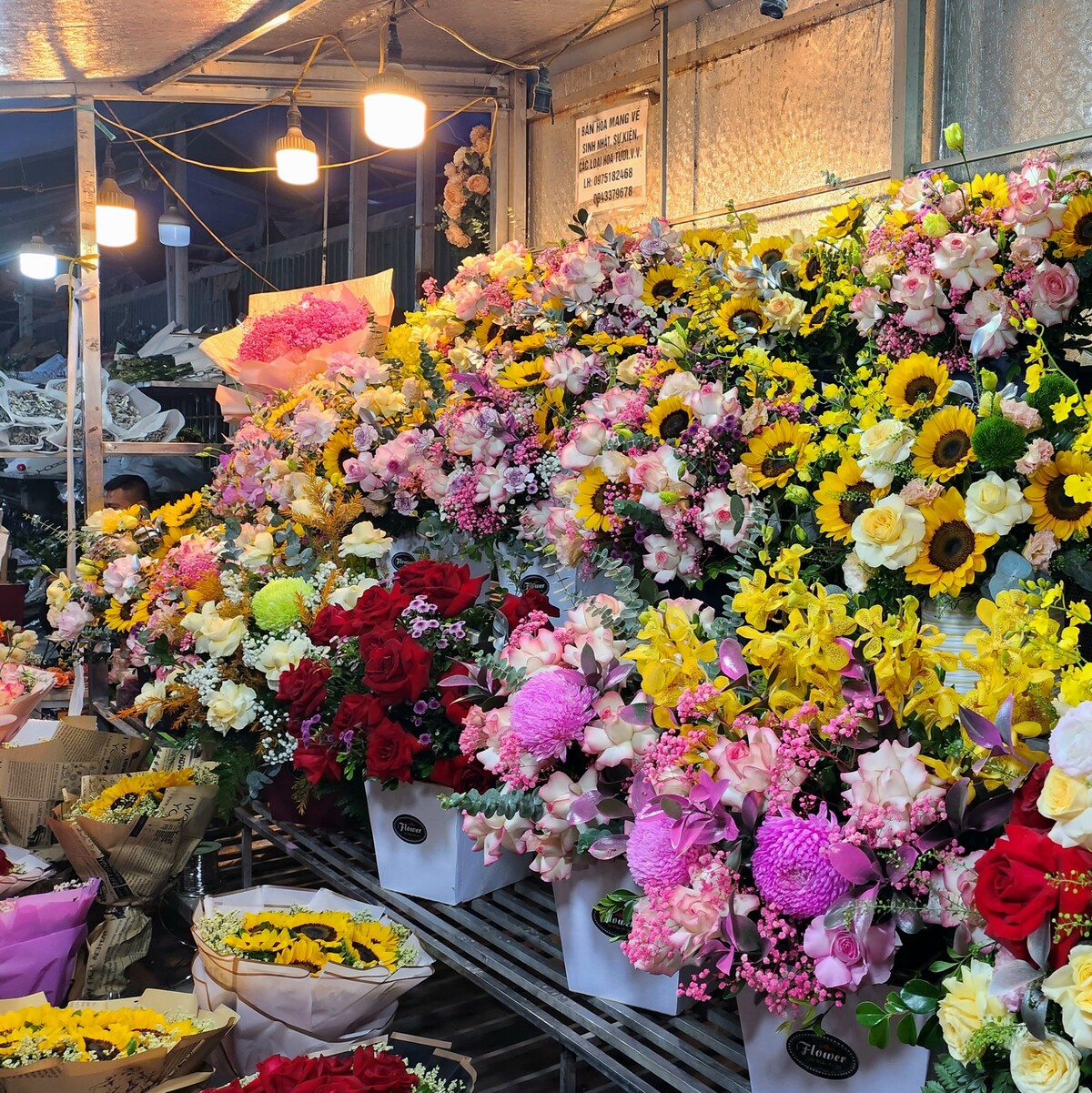 Tại khu chợ hoa các cửa hàng dịp lễ cũng cho ra nhiều mẫu hoa dạng giỏ, dạng bó với các loại hoa đặc trưng như hoa hồng đỏ, hoa tú cầu, hướng dương, lan... Giá bán giao động từ 200.000 đồng - 500.000 đồng tuỳ số lượng hoa, kích thước mỗi bó.