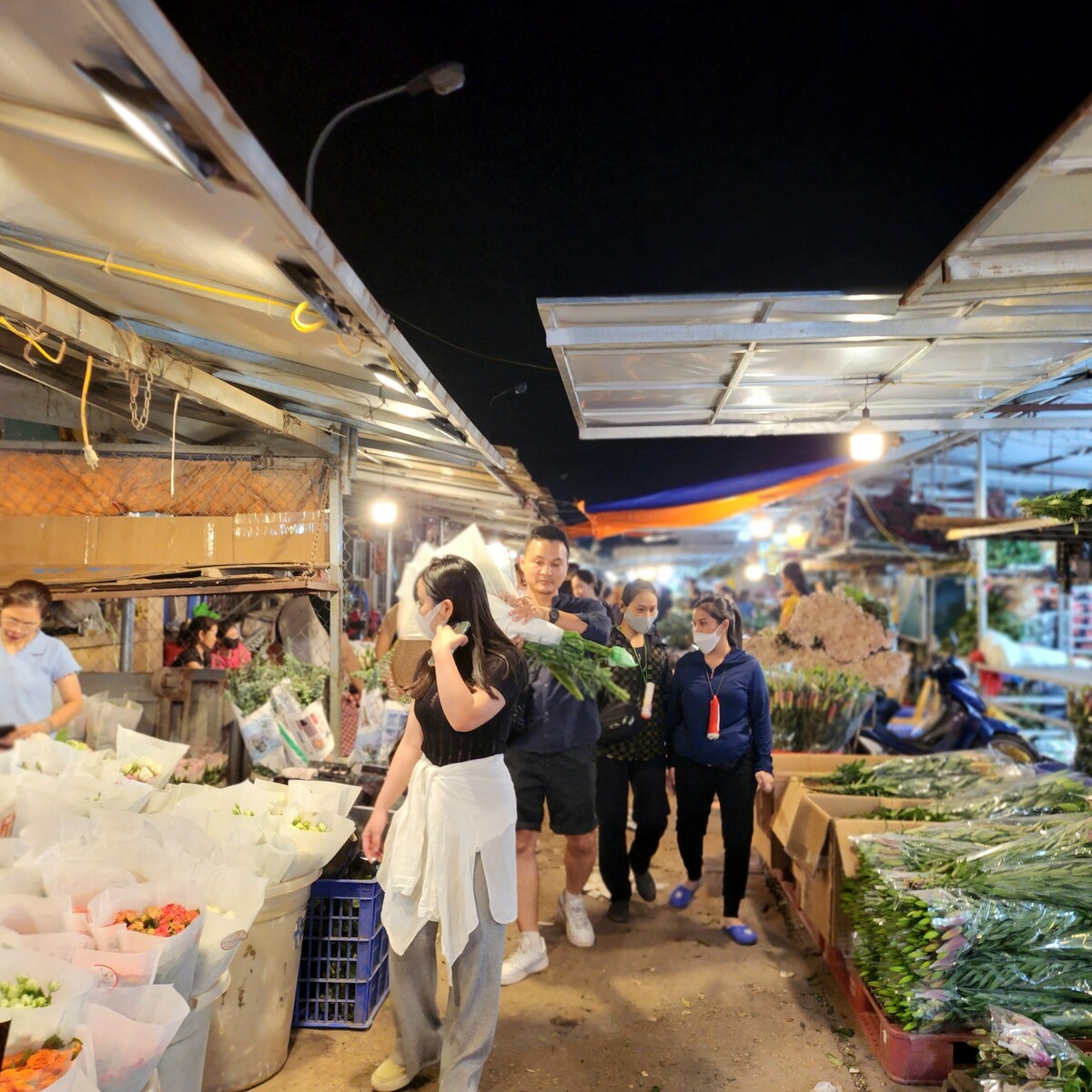 Trước ngày lễ Phụ nữ Việt Nam 20/10, dòng người đổ về khu chợ hoa mỗi lúc một đông đúc. Ảnh Trịnh Anh