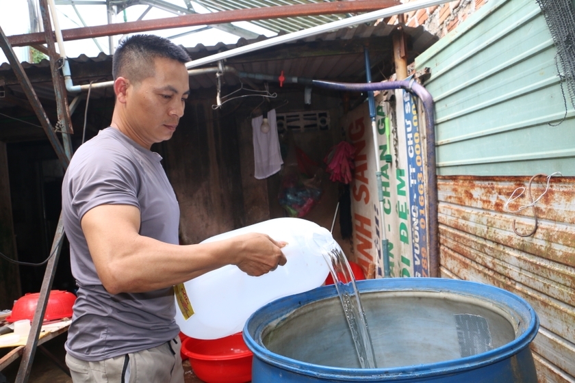 Việc ngừng cấp nước gây khó khăn trong sinh hoạt cho người dân trên địa bàn huyện Chư Sê. (Ảnh: Báo Gia Lai)