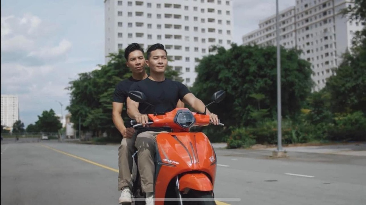 Hình ảnh hai anh em nghệ sĩ xiếc lái xe máy điện đang được cộng đồng mạng lan truyền.