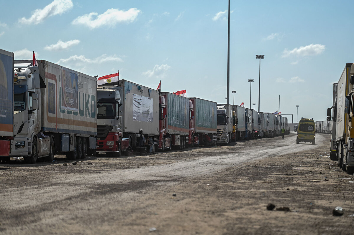 Đoàn xe tải chở hàng viện trợ nhân đạo xếp hàng ở cửa khẩu biên giới Rafah (Ai Cập) hôm 20/10. (Ảnh: Sayed Hassan/Picture - Alliance/DPA/Getty Images)