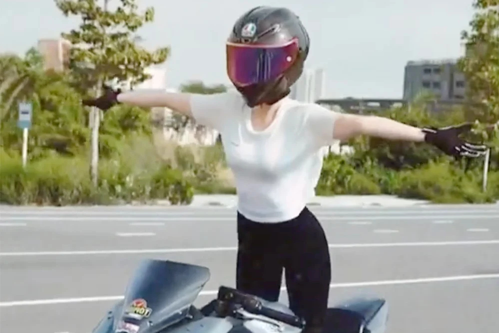 Ngọc Trinh đã đăng tải các clip biểu diễn lái xe mô tô lên trên mạng xã hội.