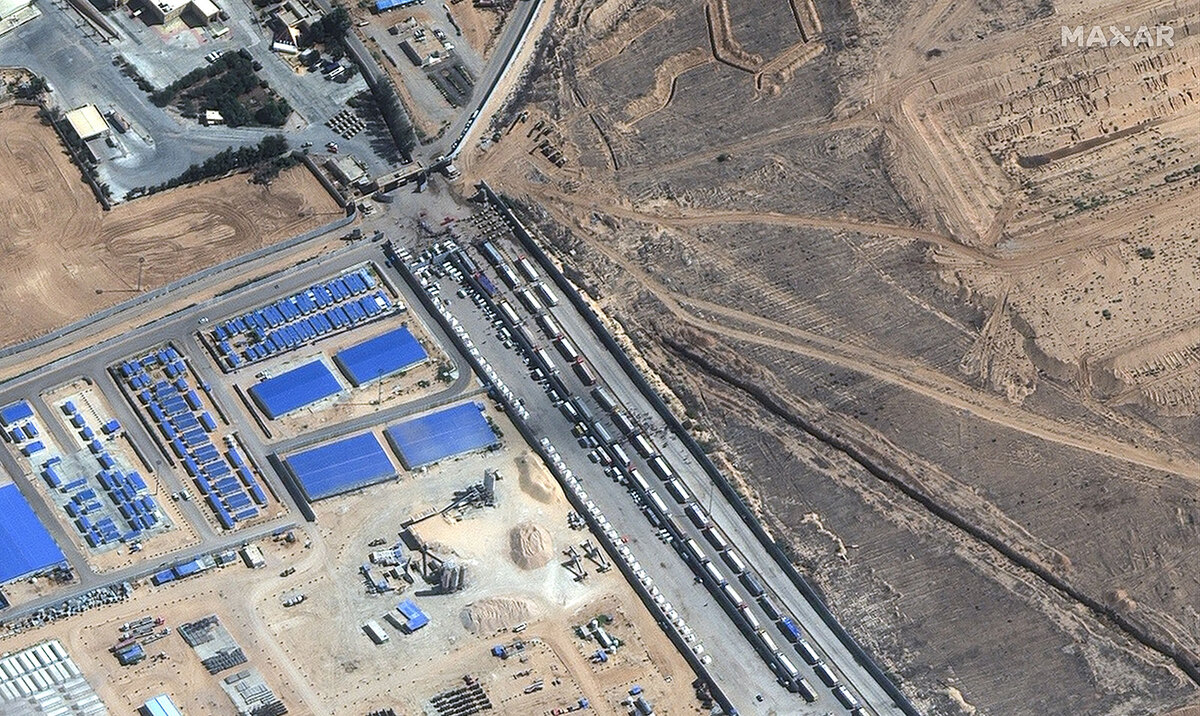 Hình ảnh vệ tinh cho thấy đoàn xe tải chở hàng viện trợ đang chờ ở phía Ai Cập của cửa khẩu biên giới Rafah hôm 20/10.