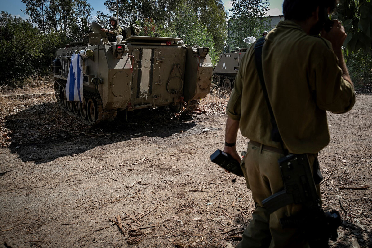 Binh lính và xe quân sự Israel đóng quân gần biên giới Israel - Li - băng hôm 16/10. (Ảnh: Chen Junqing/Xinhua/Getty)