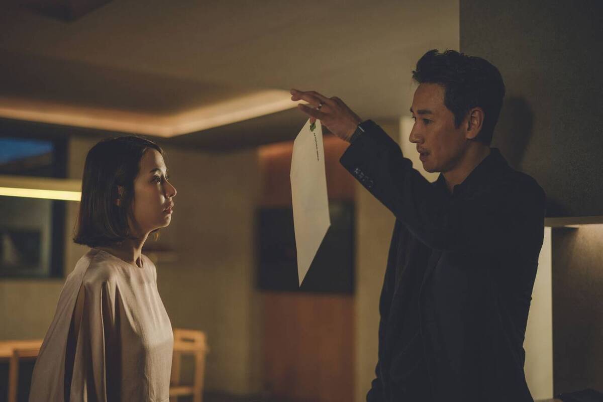 Lee Sun Kyun và bạn diễn Cho Yeo Jeong trong phim 'Ký sinh trùng'.