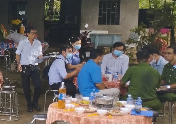Cơ quan Công an tỉnh Tiền Giang điều tra phát hiện Phạm Minh Q. con ruột ông Y. có liên quan đến vụ việc.