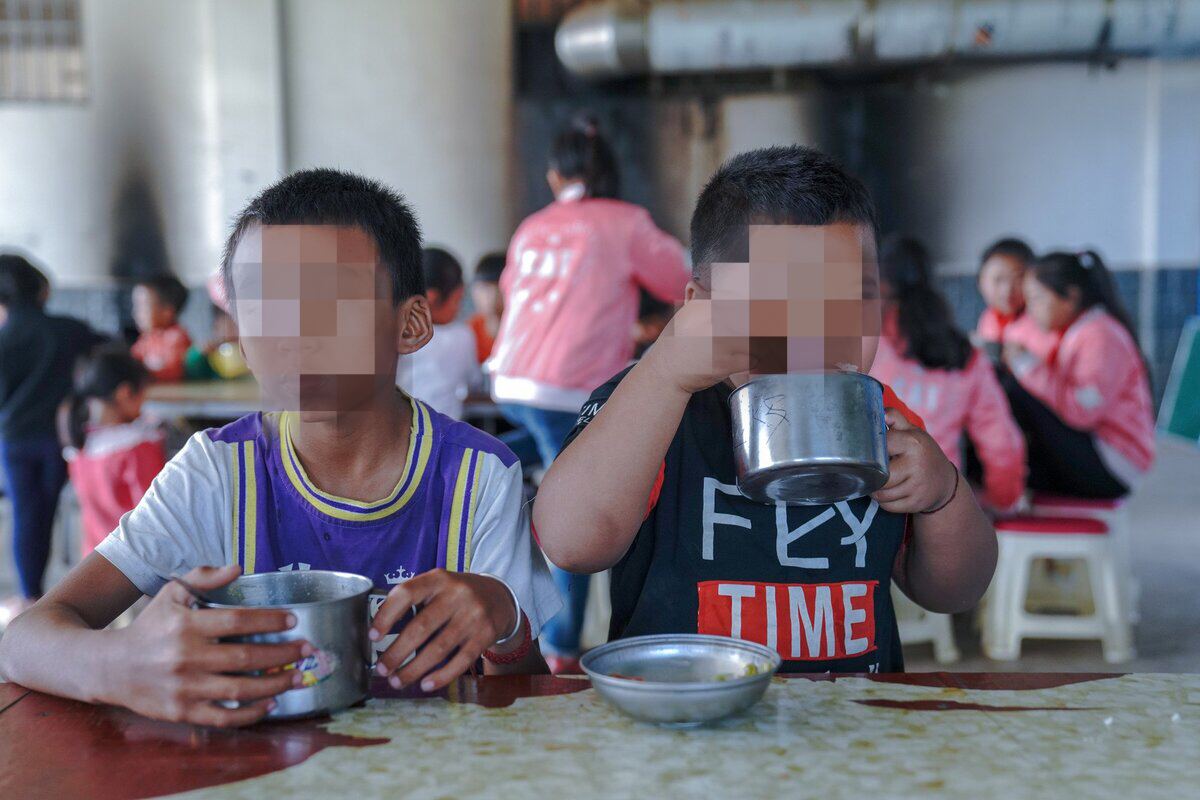 Học sinh tại một trường học thuộc một trong những quận nghèo nhất ở tỉnh Vân Nam (phía Tây Nam Trung Quốc) đang ăn trưa. (Ảnh: Shutterstock)