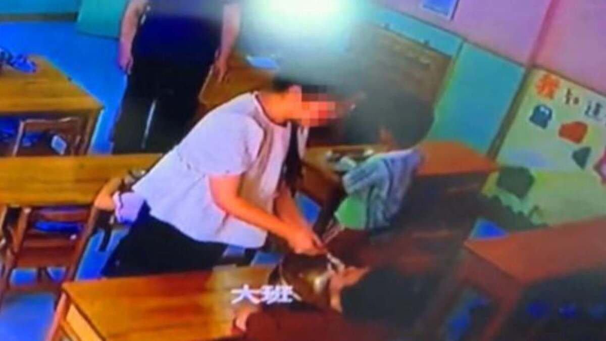 Hình ảnh từ camera giám sát cho thấy cô giáo đã ép cậu bé 6 tuổi ăn lại đồ mình đã nôn ra. (Ảnh: South China Morning Post)