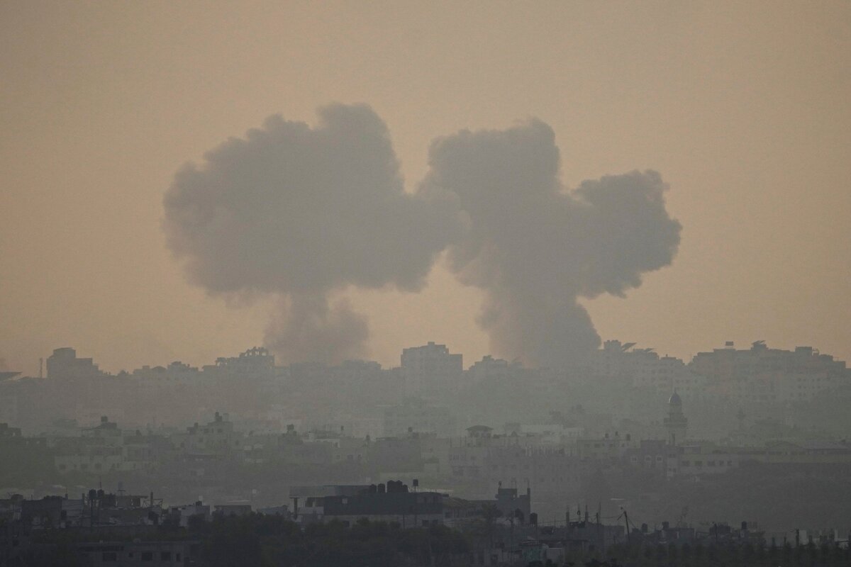 Khói bốc lên sau cuộc không kích của Israel ở Dải Gaza. (Ảnh: AP)