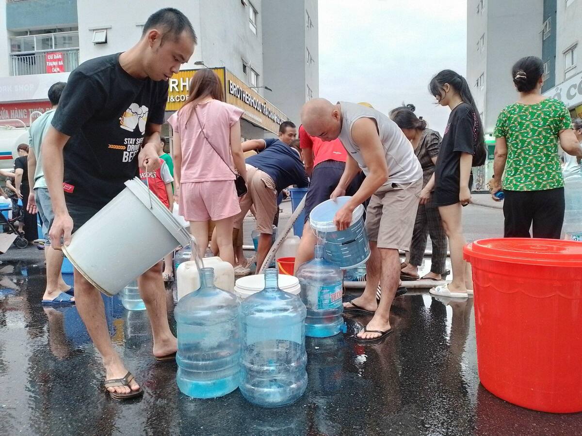 Người dân khu đô thị Thanh Hà lấy nước dưới sân chung cư về dùng.