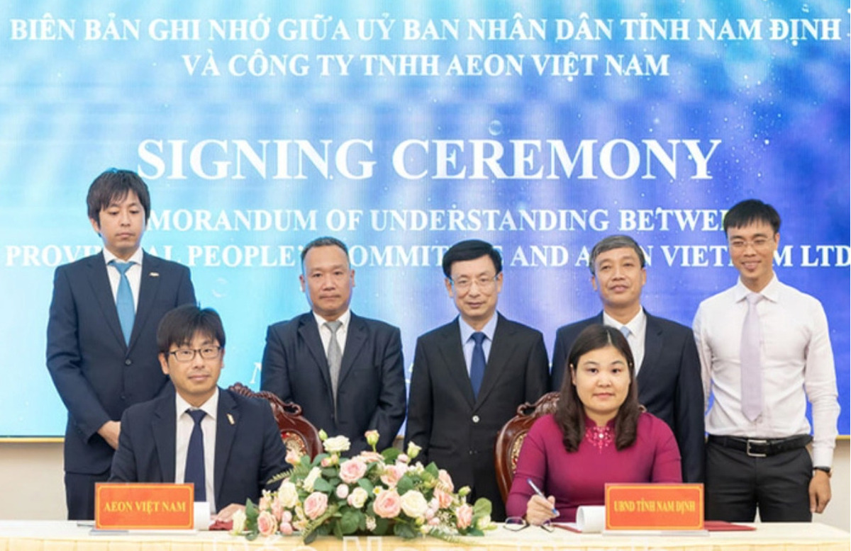 Đồng chí Chủ tịch UBND tỉnh chứng kiến lễ ký kết biên bản ghi nhớ giữa UBND tỉnh Nam Định và Công ty TNHH AEON Việt Nam. Ảnh báo Nam Định