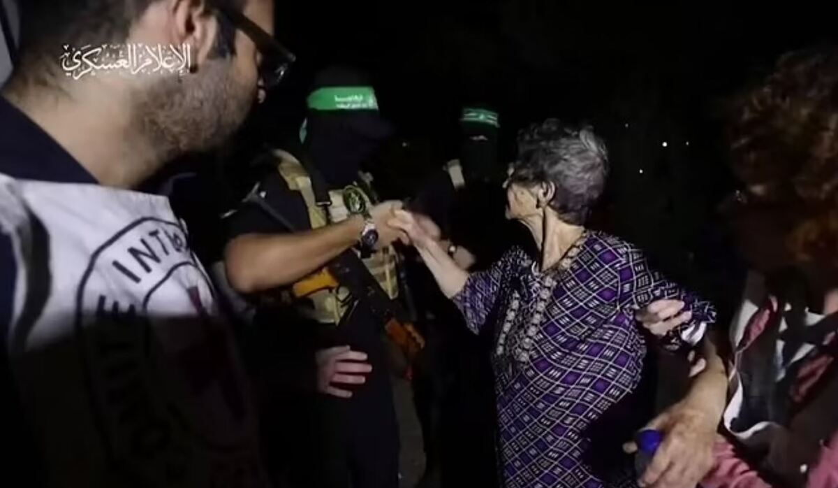 Ngay trước khi bước chân đến nơi an toàn, bà Lifshitz bỗng dừng lại, quay người và bắt tay với những chiến binh Hamas đội mũ trùm đầu.