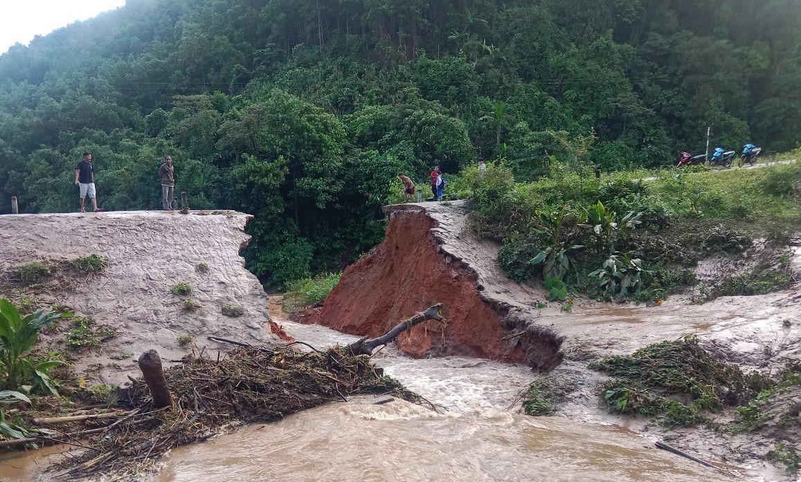Đoạn đường tuần tra biên giới Sa Trầm - Pa Lin qua thôn Ra Poong, xã Ba Nang bị sạt lở, cuốn trôi do mưa lớn. (Ảnh: Báo Quảng Trị)
