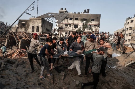 Những người Palestine bị thương được đưa ra từ các đống đổ nát sau các cuộc không kích của Israel ở Dải Gaza.