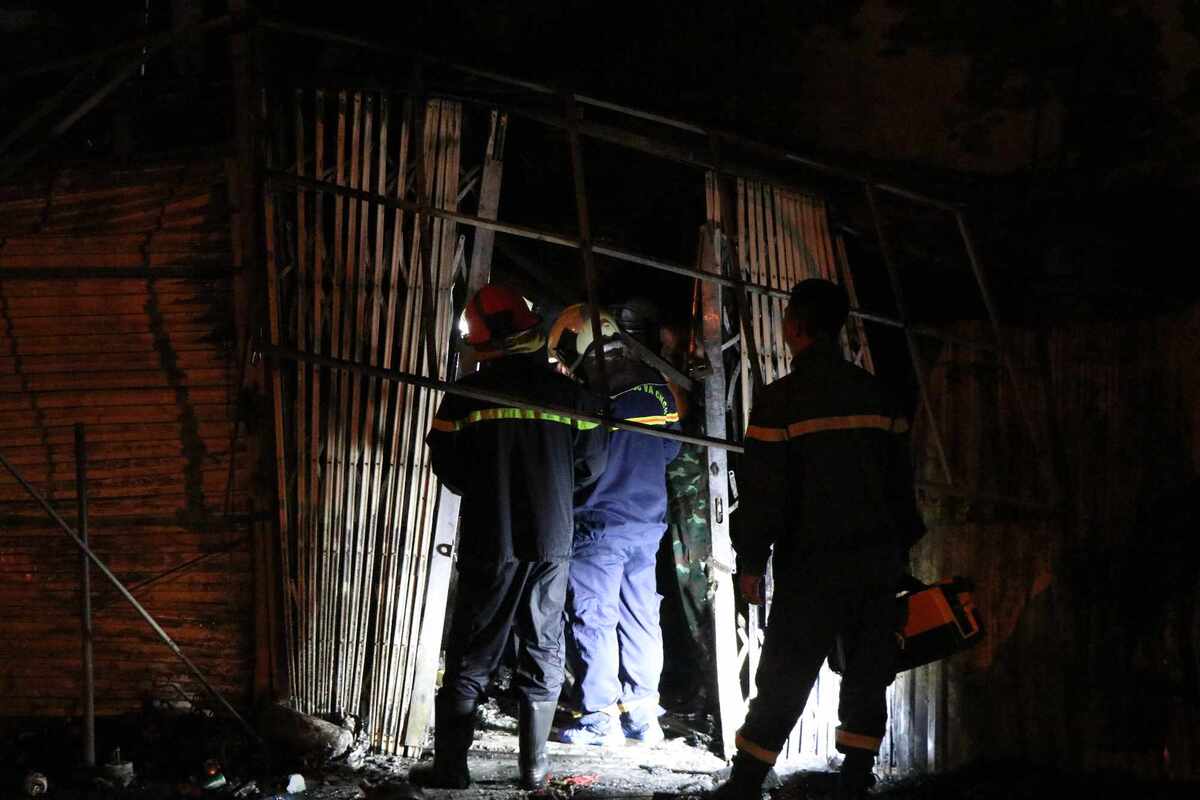 Vụ cháy khiến 3 mẹ con tử vong, người chồng bị thương được đưa đến bệnh viện cấp cứu.