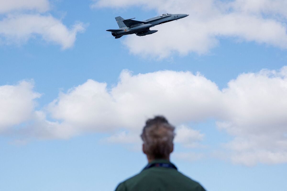 Một phi công của lực lượng không quân Tây Ban Nha theo dõi Cuộc tập trận quân sự Ocean Sky 2023 ở thị trấn Telde (phía Đông hòn đảo Gran Canaria). (Ảnh: REUTERS/Borja Suarez)