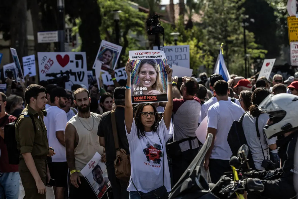 Người dân Israel có người thân đang bị nhóm Palestine bắt làm con tin biểu tình trước tòa nhà Bộ Quốc phòng Israel. (Ảnh: Anadolu Agency/Getty Images)