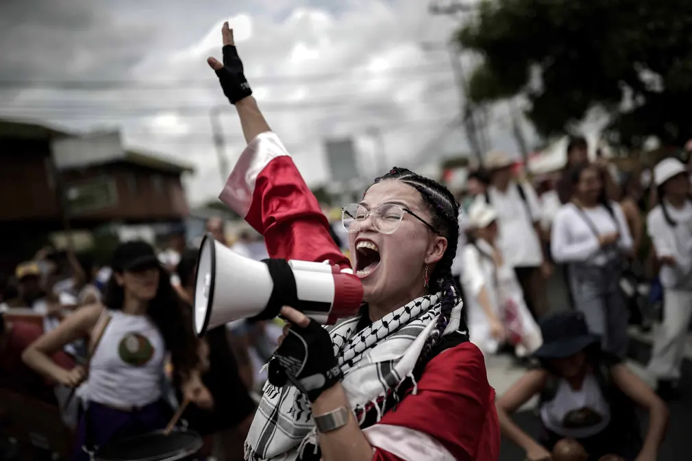 Người dân Costa Rica biểu tình phản đối chính sách của Tổng thống Rodrigo Chaves. (Ảnh: Jeffrey Arguedas/EPA)