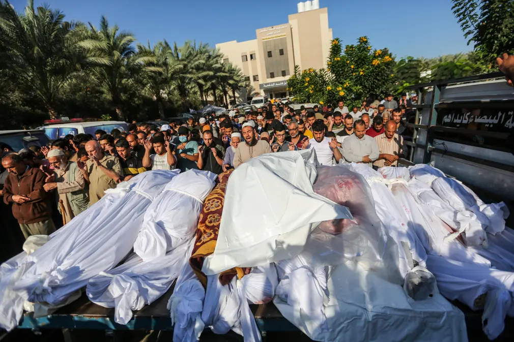 Người dân Palestine đau khổ khi đến nhận thi thể của bạn bè và người thân thiệt mạng trong các cuộc không kích của Israel vào Dải Gaza. (Ảnh: Ahmad Hasaballah/Getty Images)