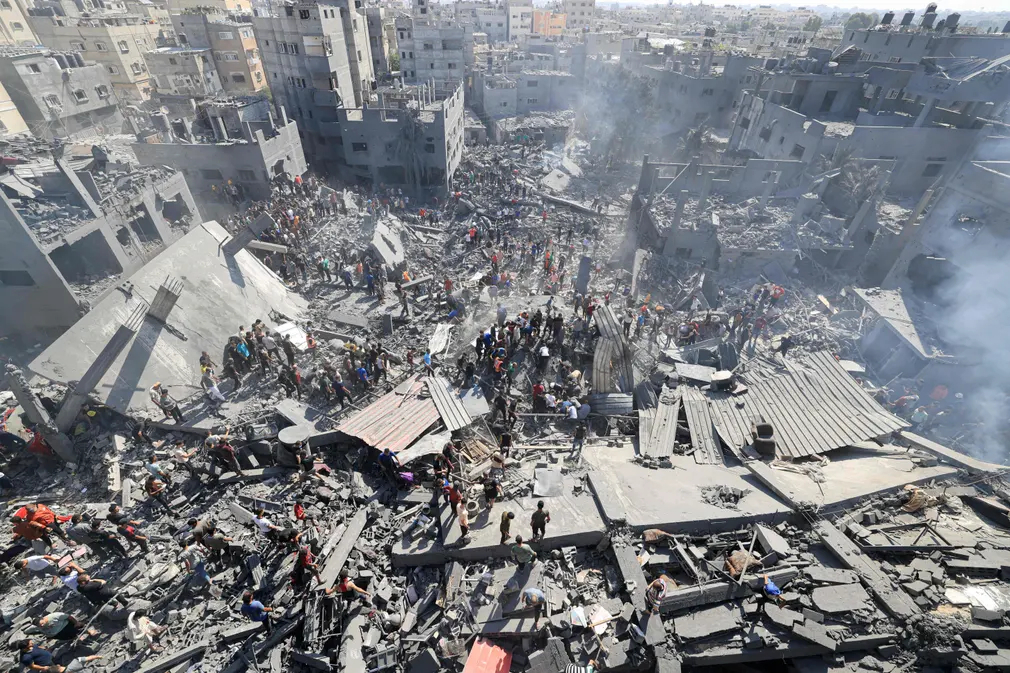 Người dân nỗ lực tìm kiếm những người còn sống sót và thi thể các nạn nhân dưới đống đổ nát sau đợt ném bom của Israel vào Dải Gaza. (Ảnh: Mahmud Hams/AFP/Getty Images)