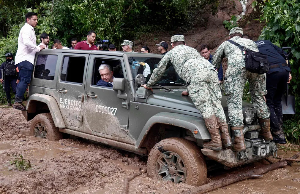 Tổng thống Mexico - ông Andrés Manuel López Obrador ngồi trên chiếc xe bị mắc kẹt trong bùn trong chuyến thăm cộng đồng Kilometro 42 (Guerrero, Mexico) sau khi cơn bão Otis đi qua. (Ảnh: Rodrigo Oropeza/AFP/Getty Images)