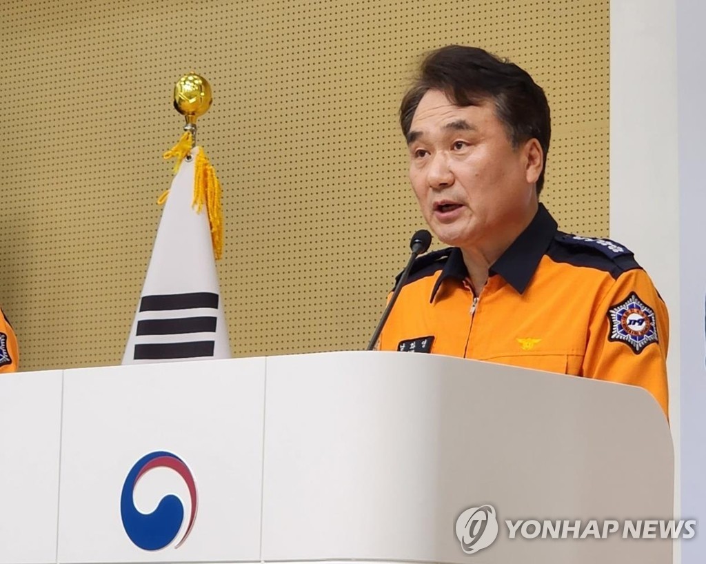 Ông Nam Hwa - yeong - Tổng ủy viên Cơ quan cứu hỏa quốc gia, kêu gọi người dân không sử dụng đồng phục lính cứu hỏa hoặc cảnh sát để hóa trang trong đêm Halloween.