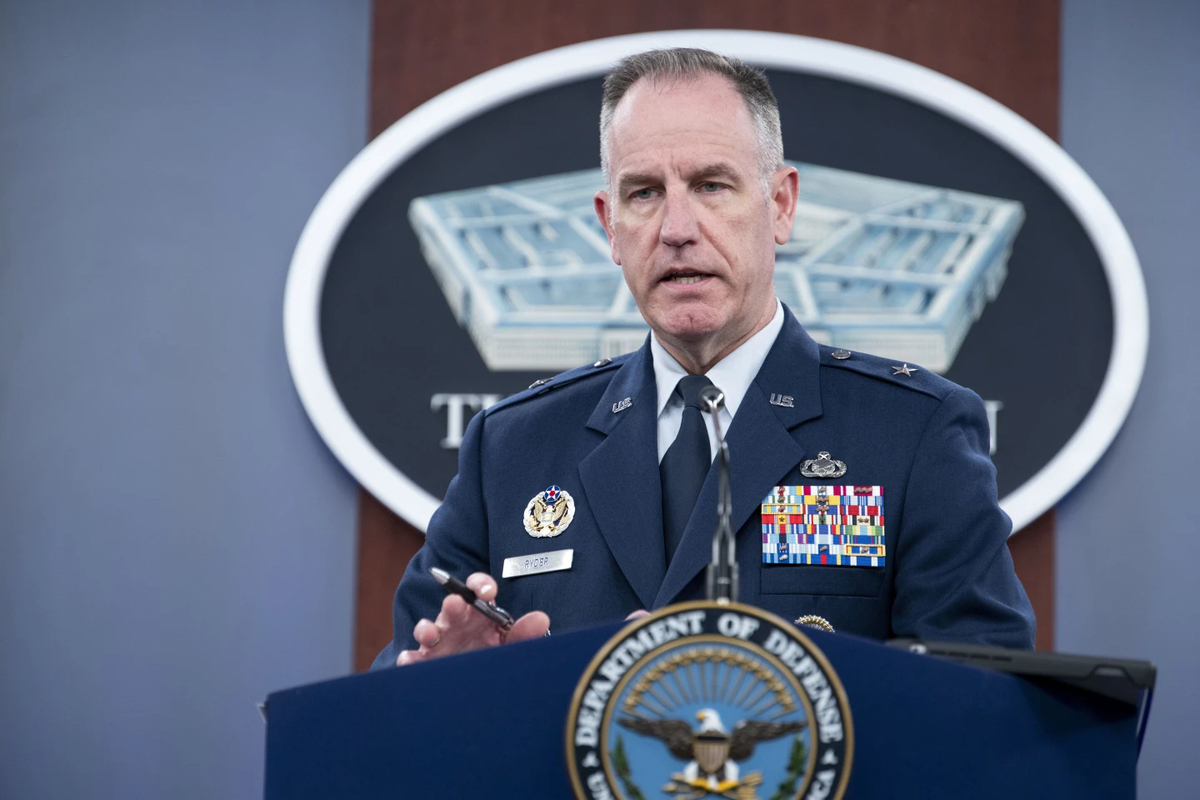 Thư ký Báo chí Bộ Quốc phòng Hoa Kỳ - Tướng Pat Ryder phát biểu tại Lầu Năm Góc.