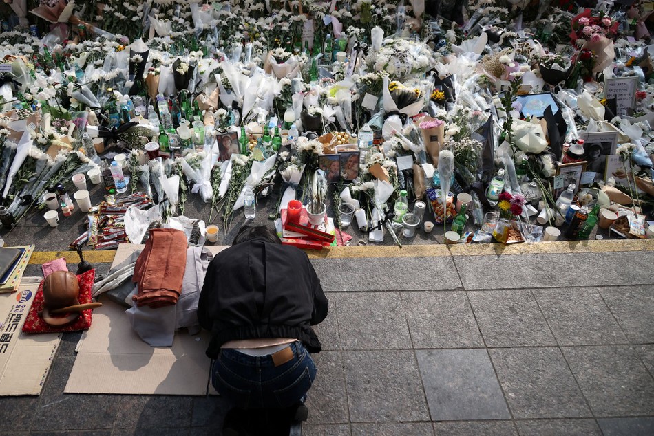 Hàng trăm bó hoa được người dân đặt ở hiện trường vụ giẫm đạp để tưởng nhớ các nạn nhân xấu số.