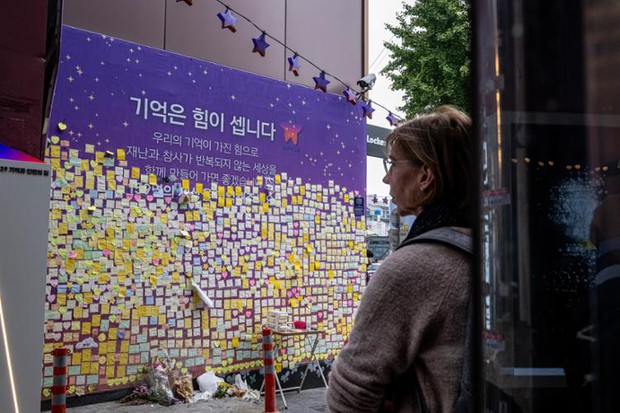 Nhiều người dân để lại lời chia buồn cũng như cầu nguyện cho các nạn nhân trên bức tường tưởng niệm.