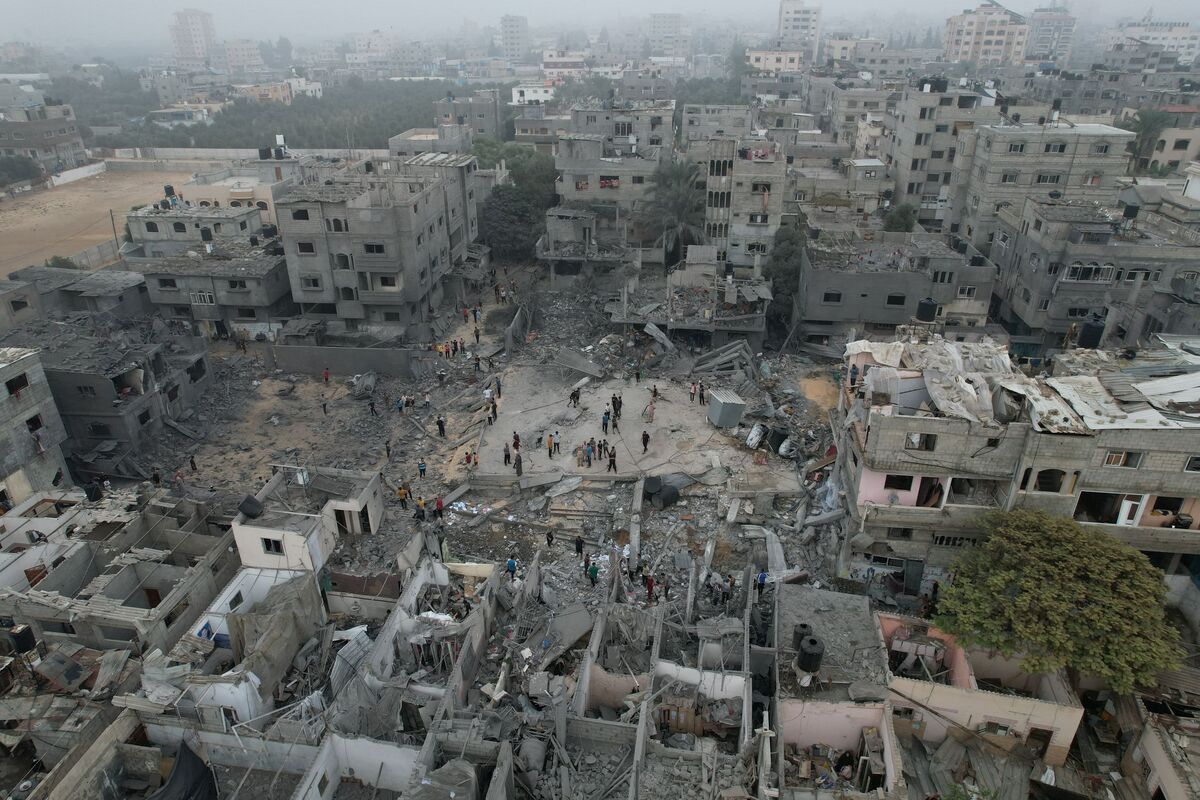 Một nhà thờ Hồi giáo và nhiều ngôi nhà khác bị phá hủy bởi các cuộc tấn công của Israel ở trung tâm Dải Gaza. 