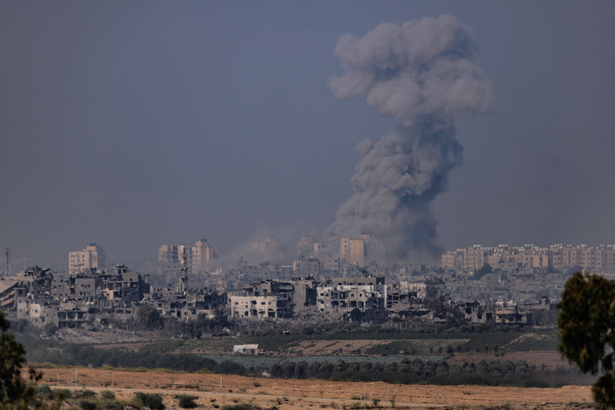 Khói bốc lên sau một vụ nổ ở Dải Gaza.