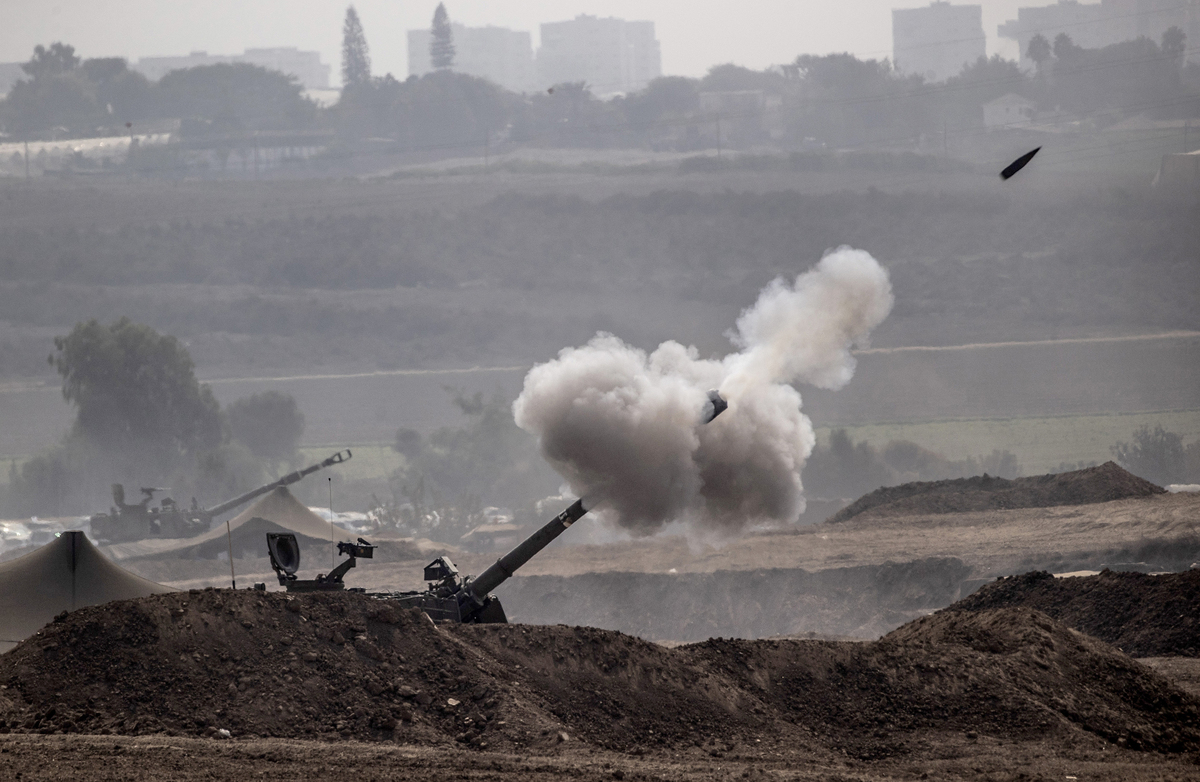 Lực lượng Israel ở biên giới tiến hành nhiều cuộc pháo kích vào Dải Gaza. (Ảnh: CNN)