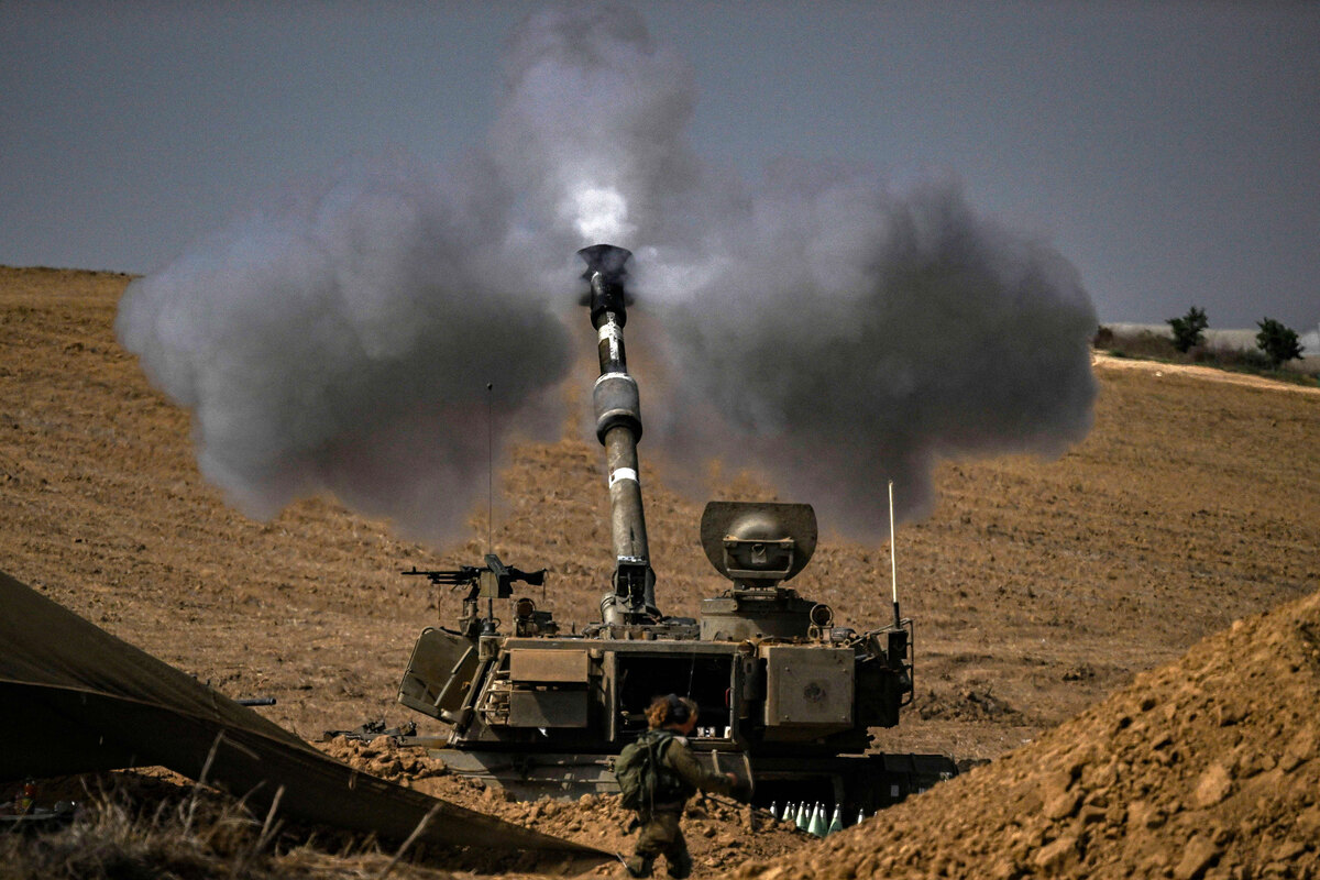Một khẩu pháo tự hành M109 155mm của quân đội Israel bắn đạn về phía Dải Gaza.