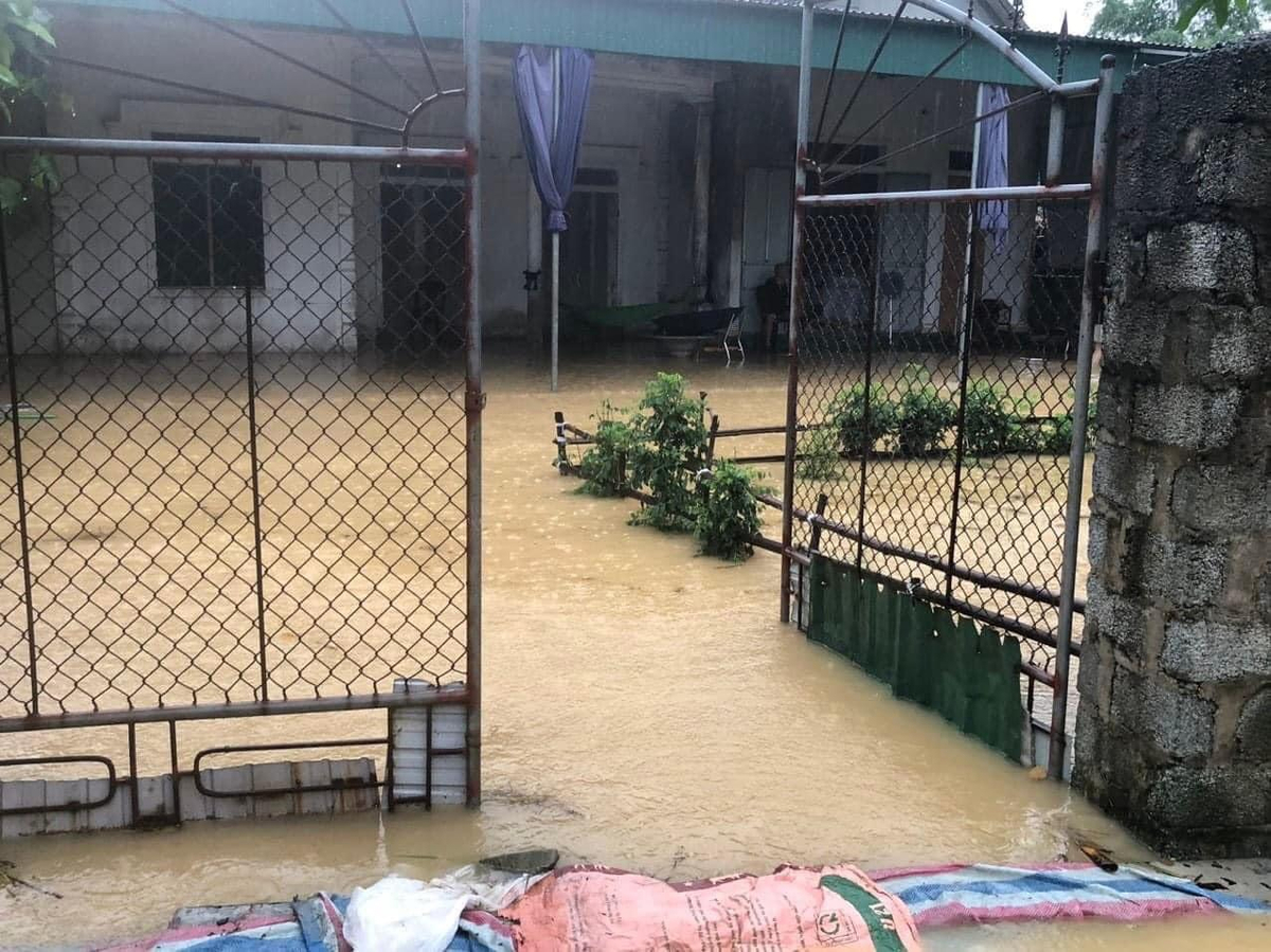 Mưa lớn kéo dài khiến nhiều nhà dân ở Hà Tĩnh bị ngập. (Ảnh: H.T.)