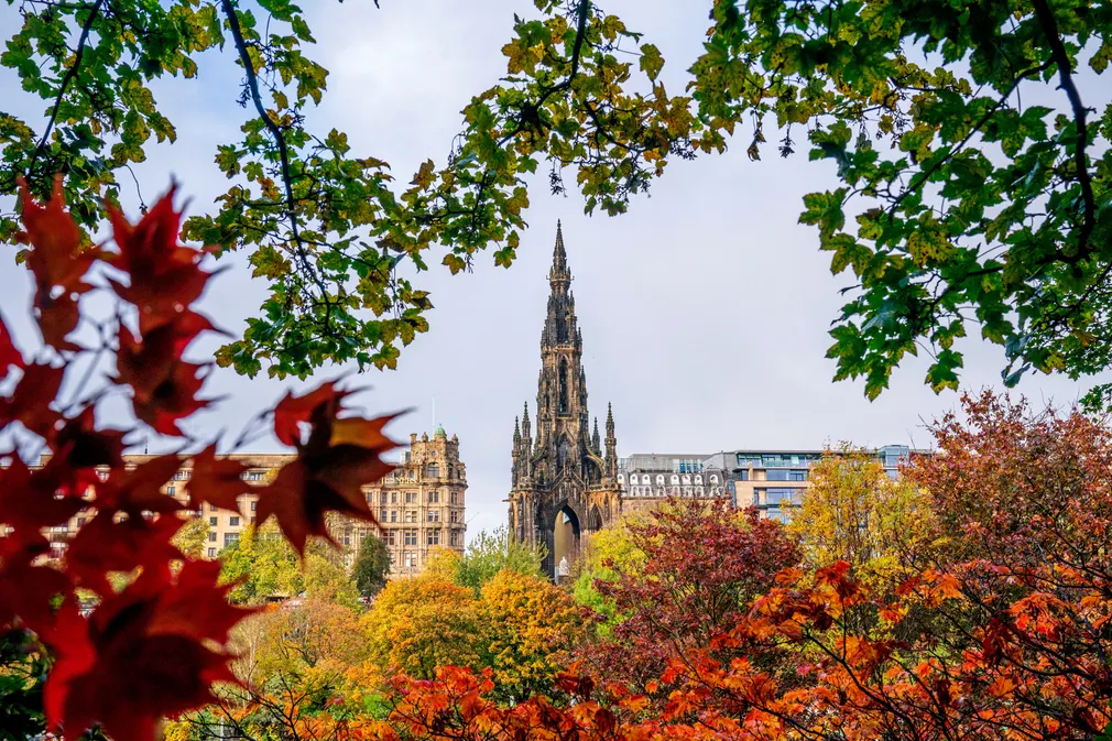 Đài tưởng niệm Scott (Edinburgh, Vương quốc Anh) được bao quanh bởi những hàng cây lá đỏ. (Ảnh: Jane Barlow/PA)