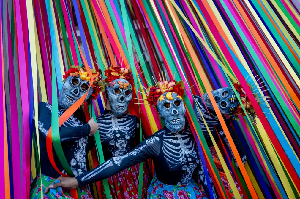 Du khách tham dự lễ hội Día de Muertos (Lễ hội Người chết) ở nghĩa trang Hollywood Forever (California, Mỹ). (Ảnh: Emma McIntyre/Getty Images)