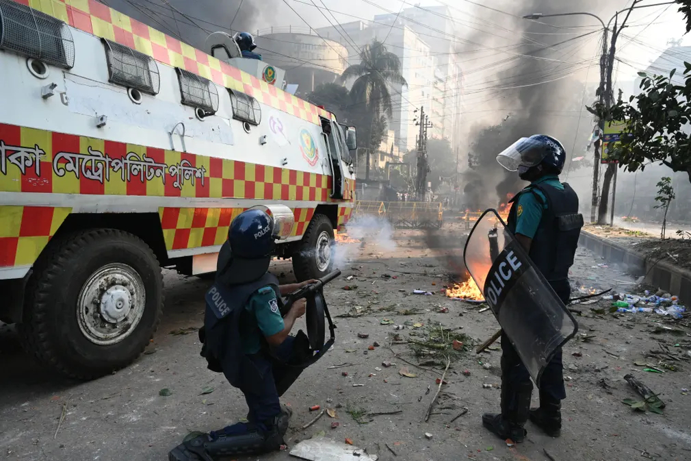 Cảnh sát đụng độ với những người ủng hộ Đảng Quốc gia Bangladesh trong một cuộc biểu tình phản đối yêu cầu thủ tướng Sheikh Hasina từ chức. (Ảnh: Mamunur Rashid/NurPhoto/Shutterstock)