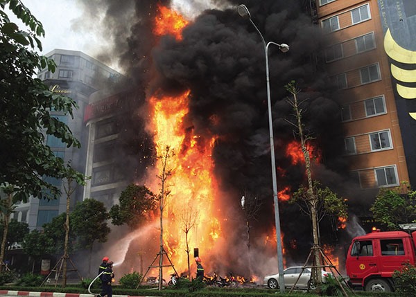 Vụ cháy kinh hoàng tại quán karaoke trên đường Trần Thái Tông, Hà Nội khiến 13 người tử vong.  