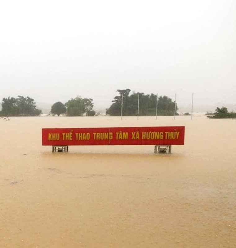 Khu thể thao trung tâm xã Hương Thủy (huyện Hương Khê) ngập chìm trong biển nước.