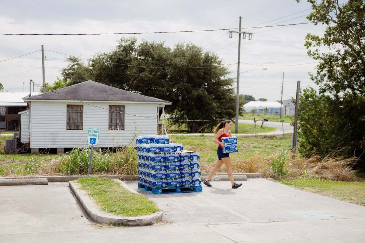 Trung tâm phân phối nước đóng chai bang Louisiana tiếp nhận 1.300 người mỗi ngày.