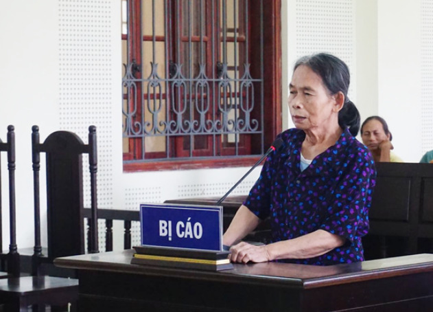 Bị cáo Phạm Thị Hường tại phiên tòa sơ thẩm sáng 22/5.    