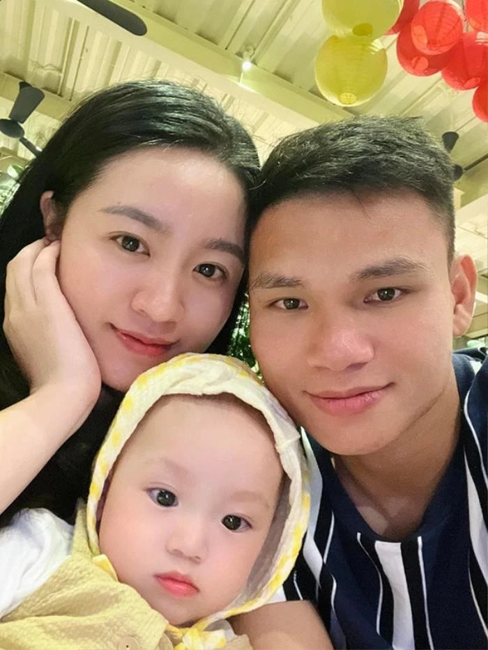 Ở tuổi 27, cầu thủ người Nghệ An đã có một cuộc sống ổn định với vợ xinh đẹp, con cái ngoan ngoãn